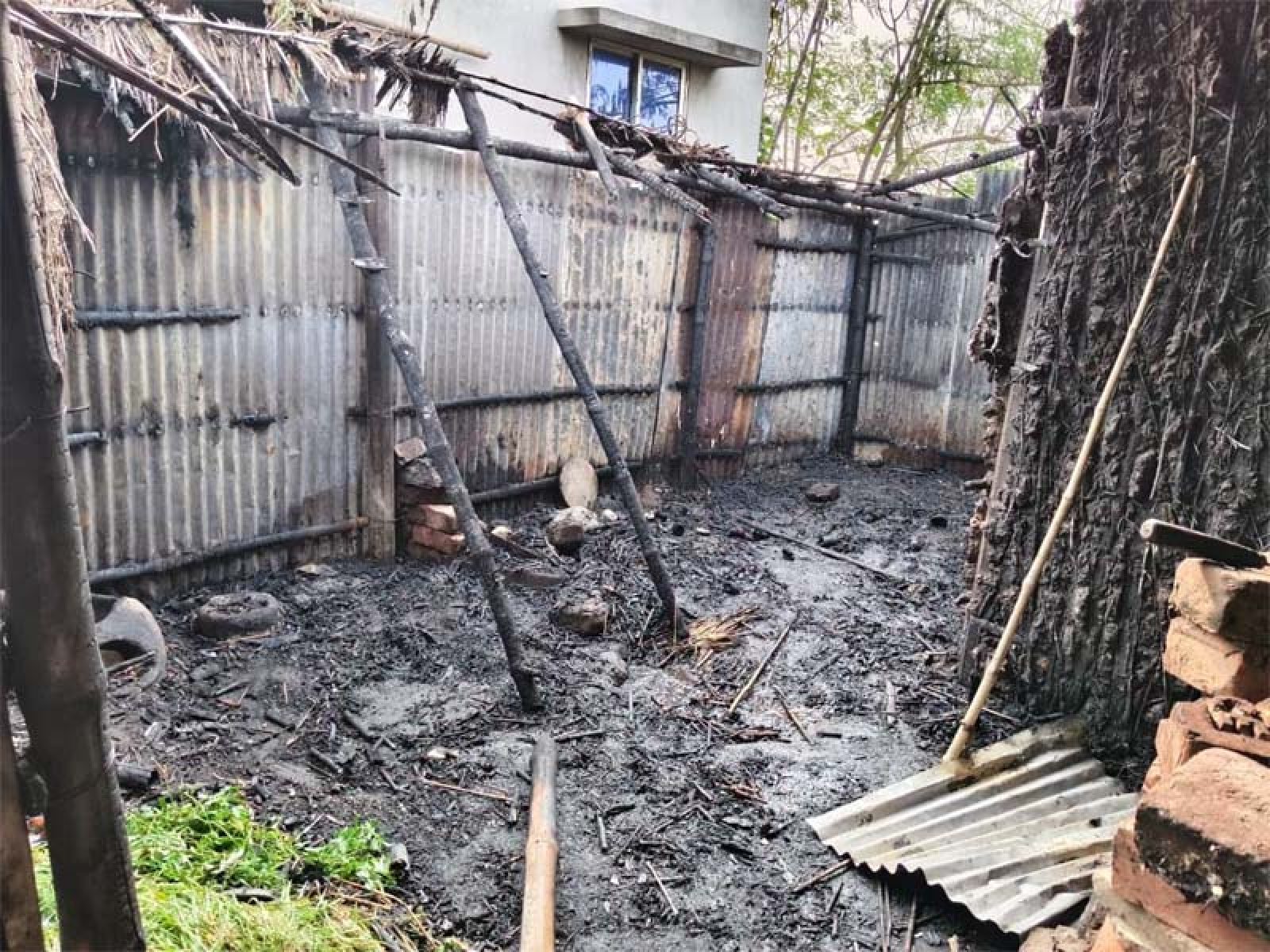 গোদাগাড়ীতে ভয়াবহ অগ্নিকাণ্ডে ছাগল,গরু আগুনে পুড়ে দিনমজুরের বসতঘরসহ সর্বস্ব ছাই