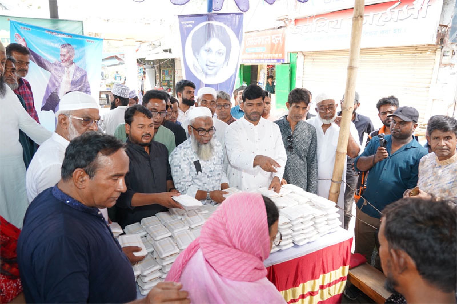 শহীদ রাষ্ট্রপতি জিয়াউর রহমানের ৪৫তম শাহাদত বার্ষিকী উপলক্ষে  রাজপাড়া থানা বিএনপির উদ্যোগে দুস্থদের মাঝে খাবার বিতরণ