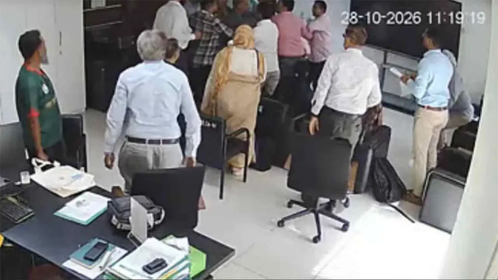 আইইডিসিআর-এর পরিচালককে নিজ কার্যালয়ে মারধর. অভিযোগ ড্যাবের বিরুদ্ধে