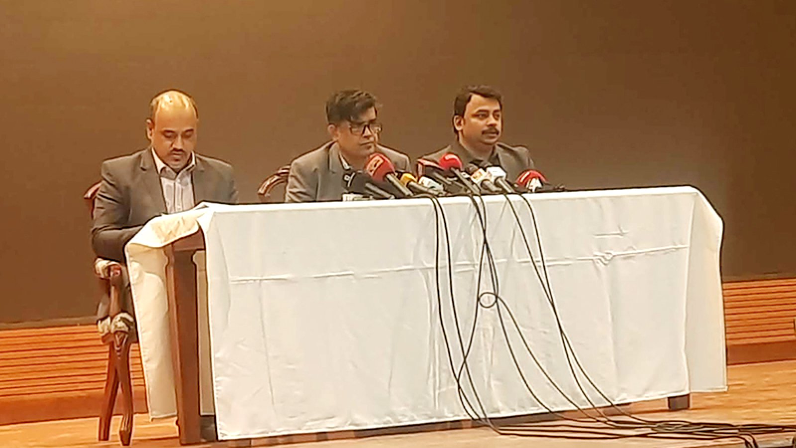 নির্বাচনের আগে লুট হওয়া অস্ত্র দ্রুত উদ্ধার করার তাগিদ প্রধান উপদেষ্টার