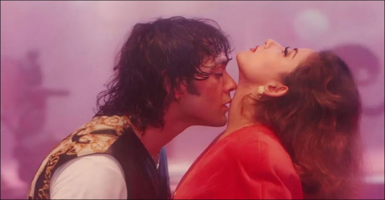 নায়িকার মুখে গন্ধ রোমান্স করতে গিয়ে বিপত্তি