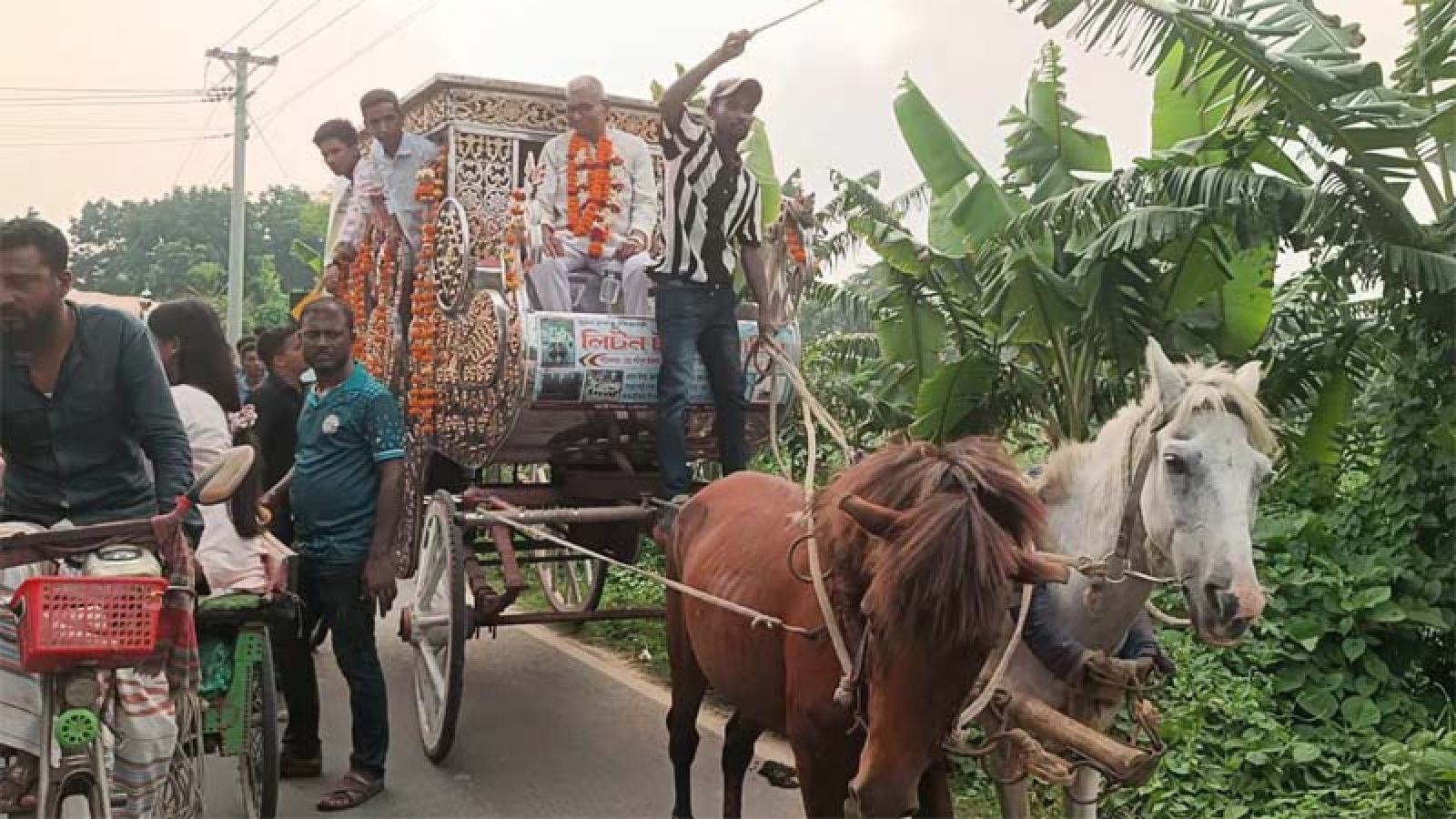 নওগাঁর বদলগাছীতে চার দশকের শিক্ষকতা শেষে রাজকীয় বিদায় পেলেন অসীম কুমার মন্ডল