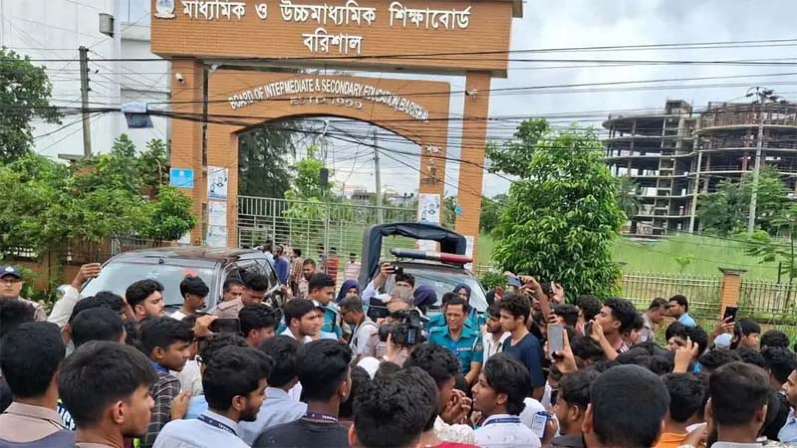 ৬ দফা দাবিতে বরিশাল শিক্ষা বোর্ডের সামনে পরীক্ষার্থীদের বিক্ষোভ