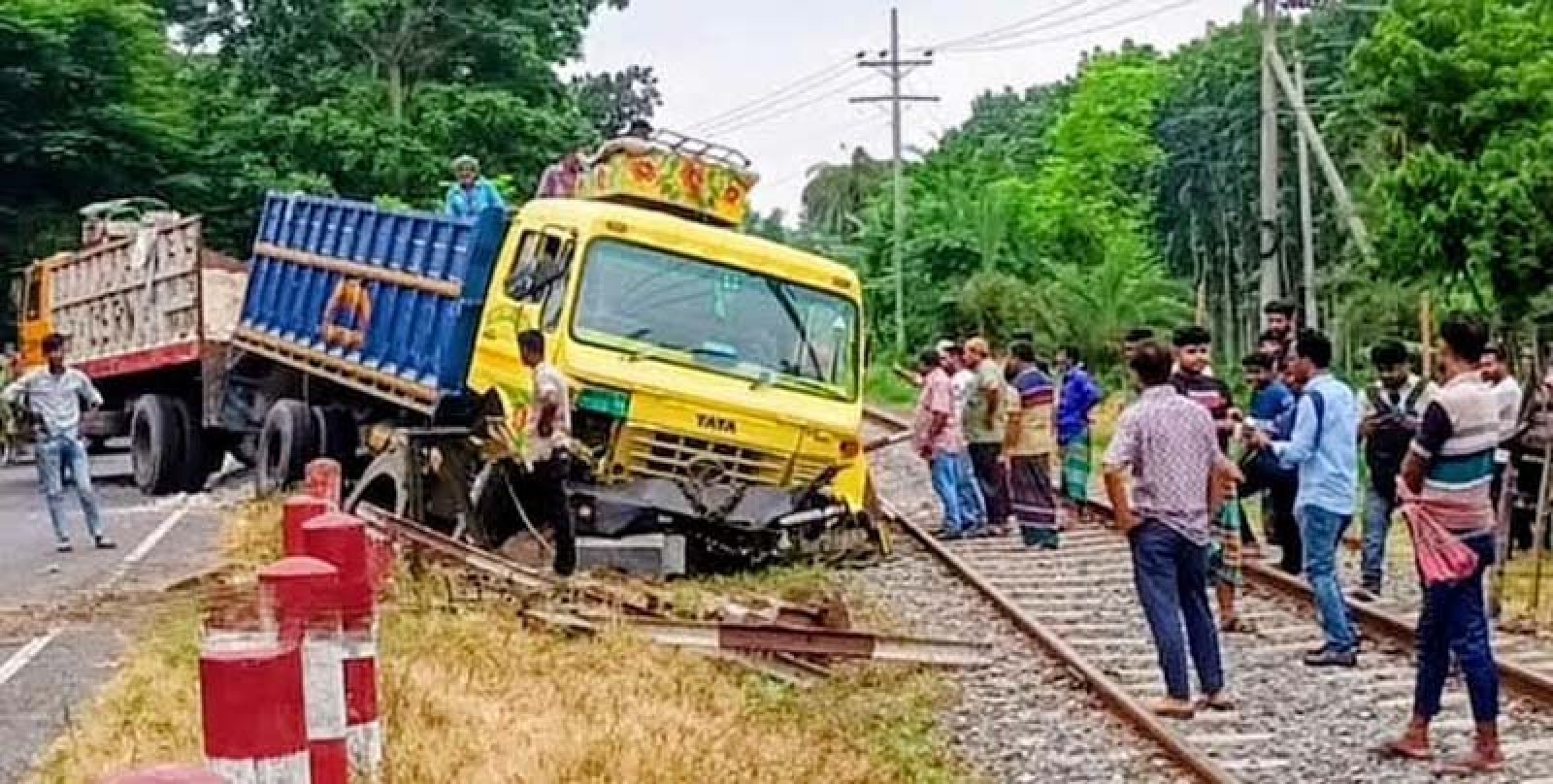 রাজবাড়ী‌তে গেট ব্যারিয়ার ভেঙে রেলপথে ট্রাক, ৬ ঘণ্টা পর রেললাইন সচল