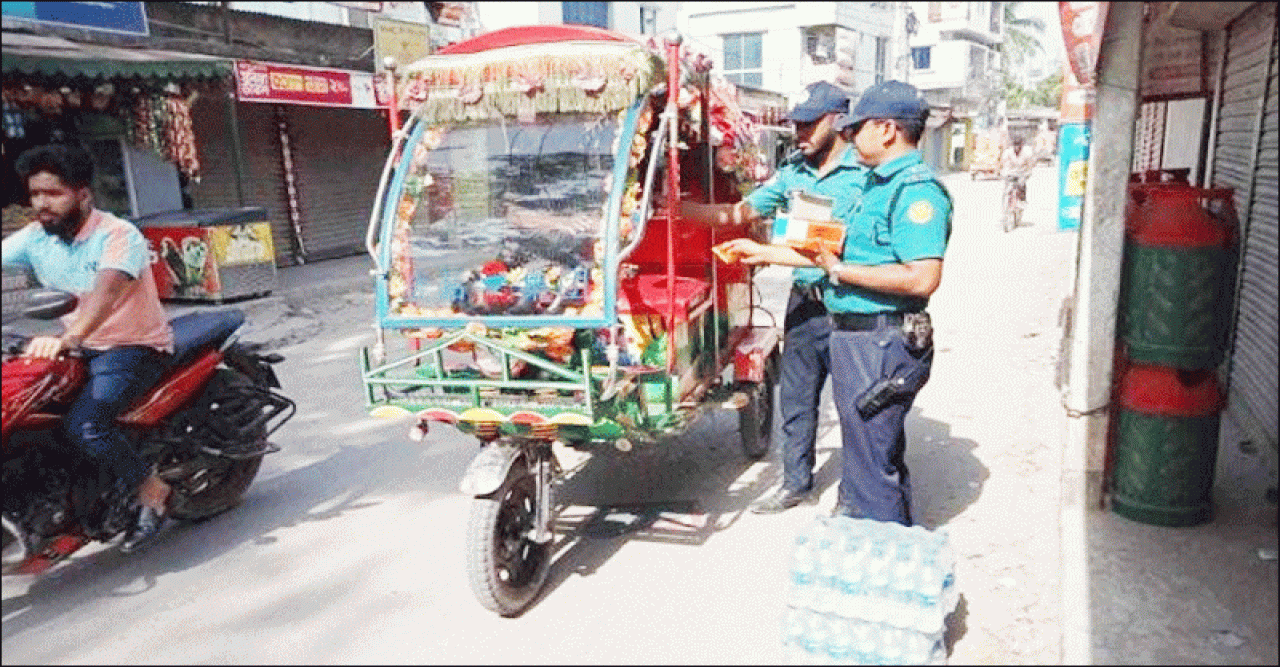তীব্র তাপদাহে খেটে খাওয়া মানুষের পাশে পুলিশ