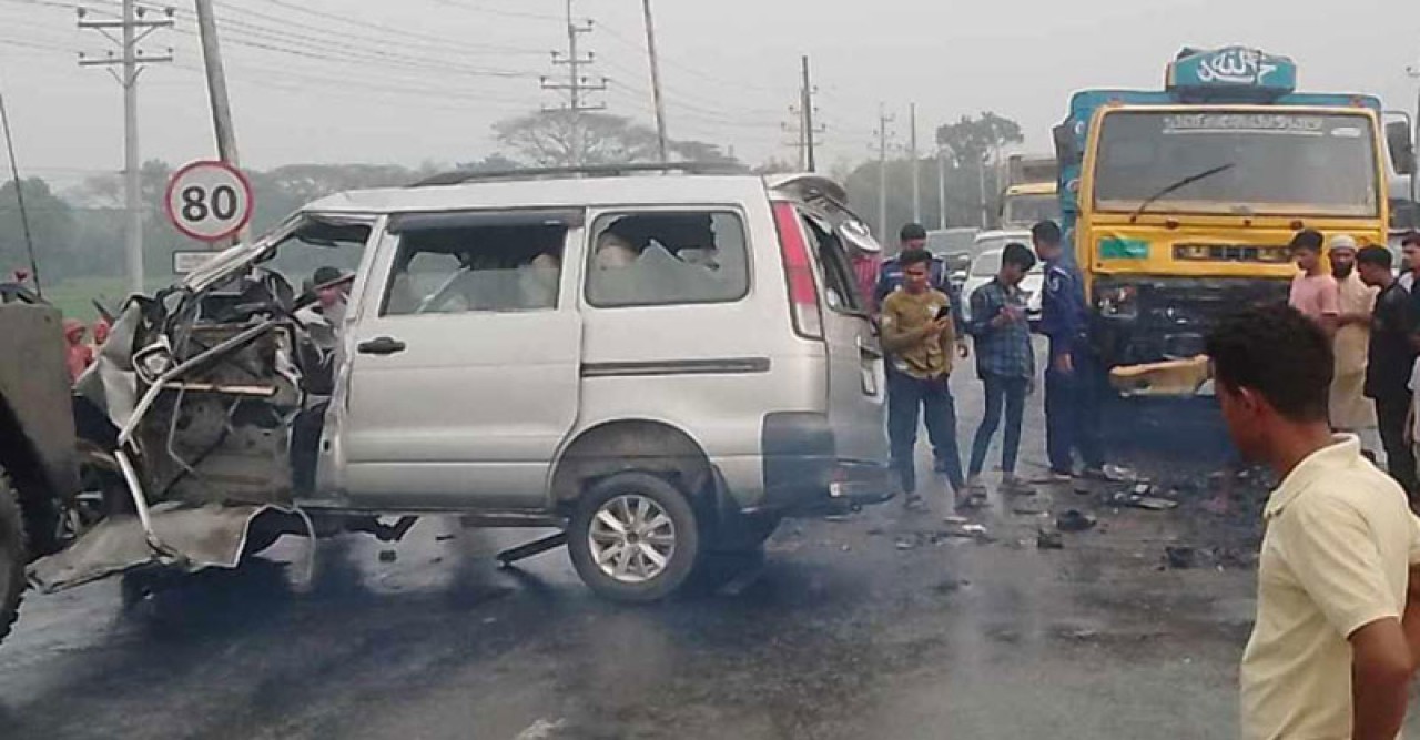 মায়ের জানাজায় অংশ নিতে সড়কে লাশ প্রবাসী ছেলেসহ ২ জন