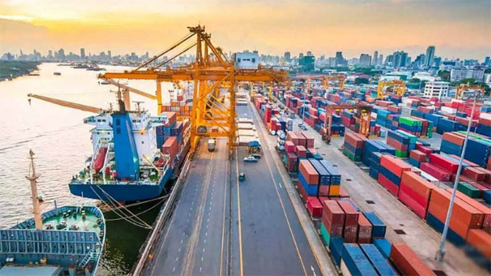 চট্টগ্রাম বন্দরে এবার অনির্দিষ্টকালের জন্য কর্মবিরতি ঘোষণা