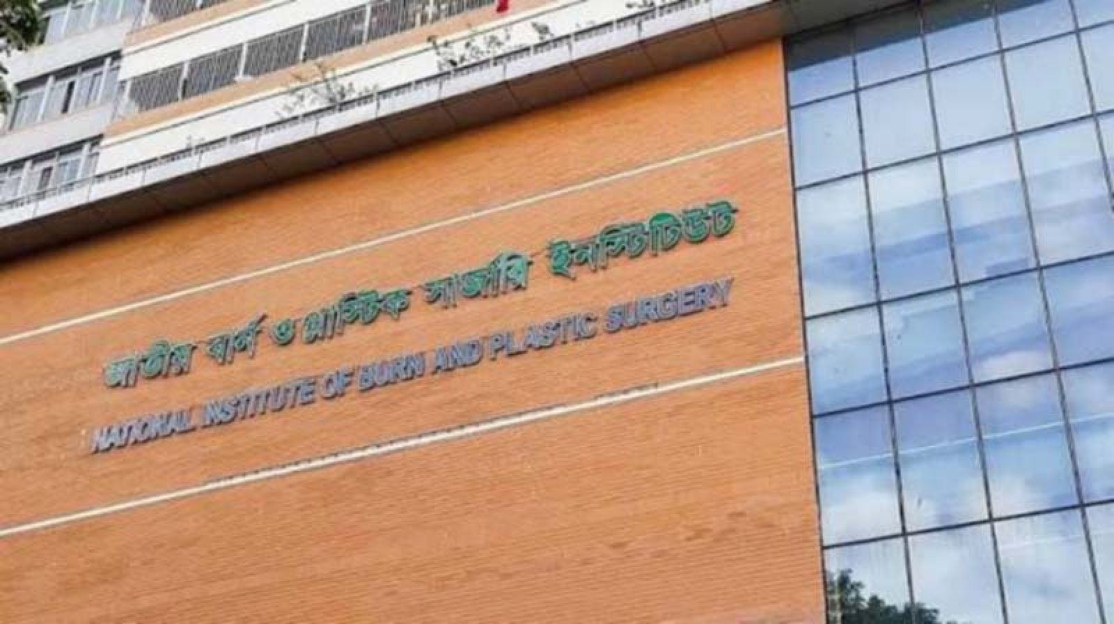 ফতুল্লায় অবৈধ গ্যাস সংযোগ দিতে গিয়ে  বিস্ফোরণে চার শ্রমিক দগ্ধ