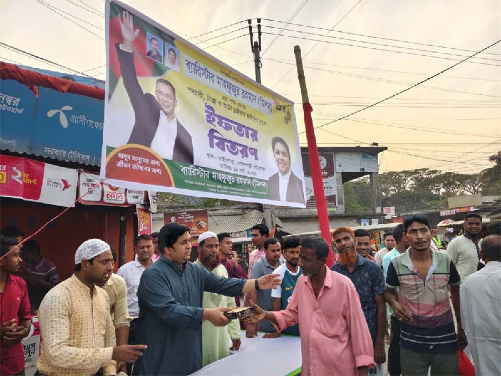 গোদাগাড়ীতে ব্যারিস্টার মাহফুজুর রহমান মিলনের উদ্যোগে পথচারী ও অসহায়দের মাঝে ইফতার বিতরণ