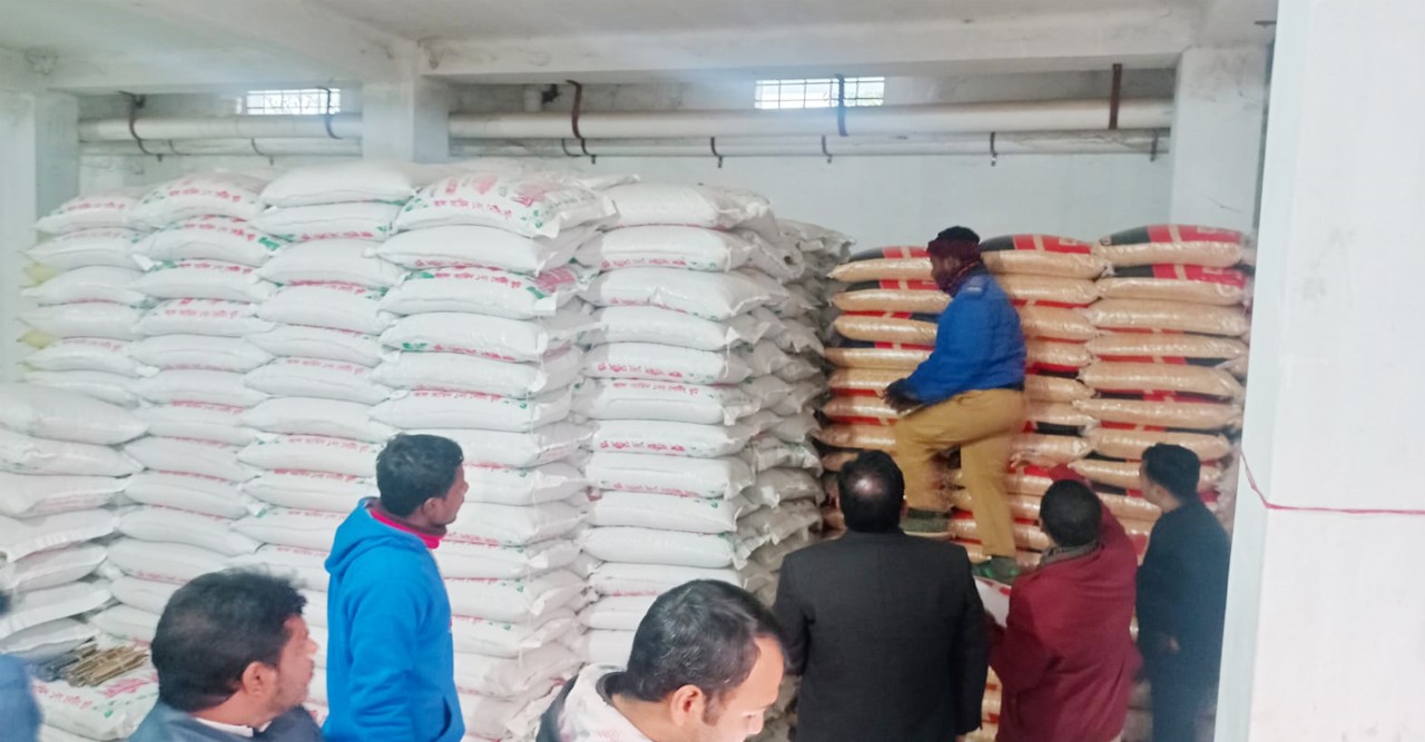 নওগাঁয় এক গুদামেই মিলল ১২৮ টন গম॥ ২০ হাজার লিটার তেল