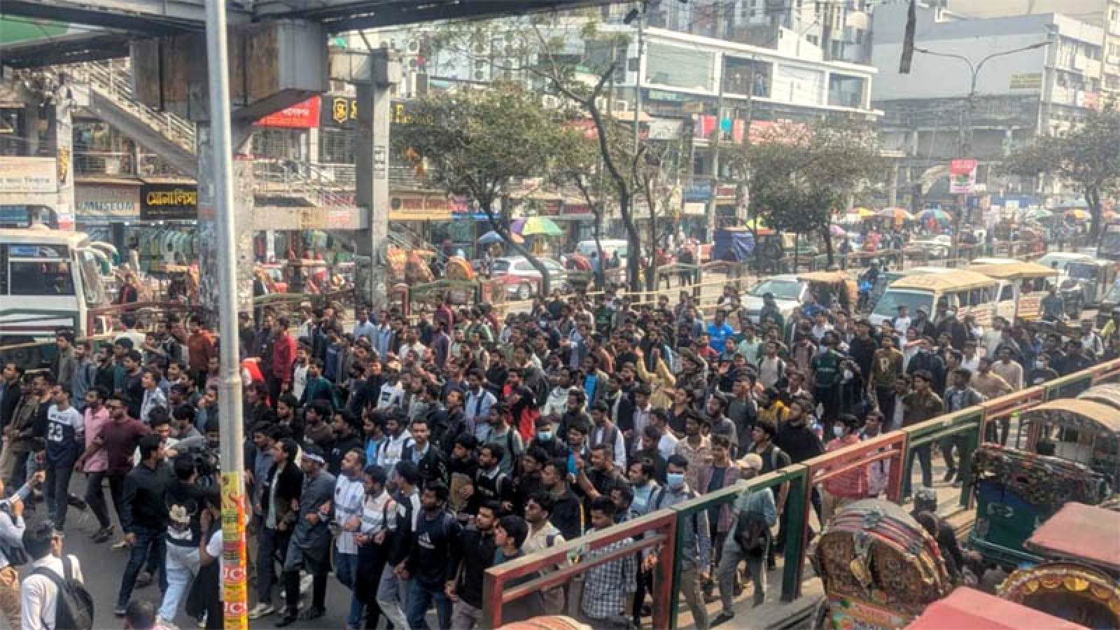 ঢাকা সেন্ট্রাল ইউনিভার্সিটির অধ্যাদেশ জারির দাবিতে সায়েন্সল্যাব মোড়  অবরোধ