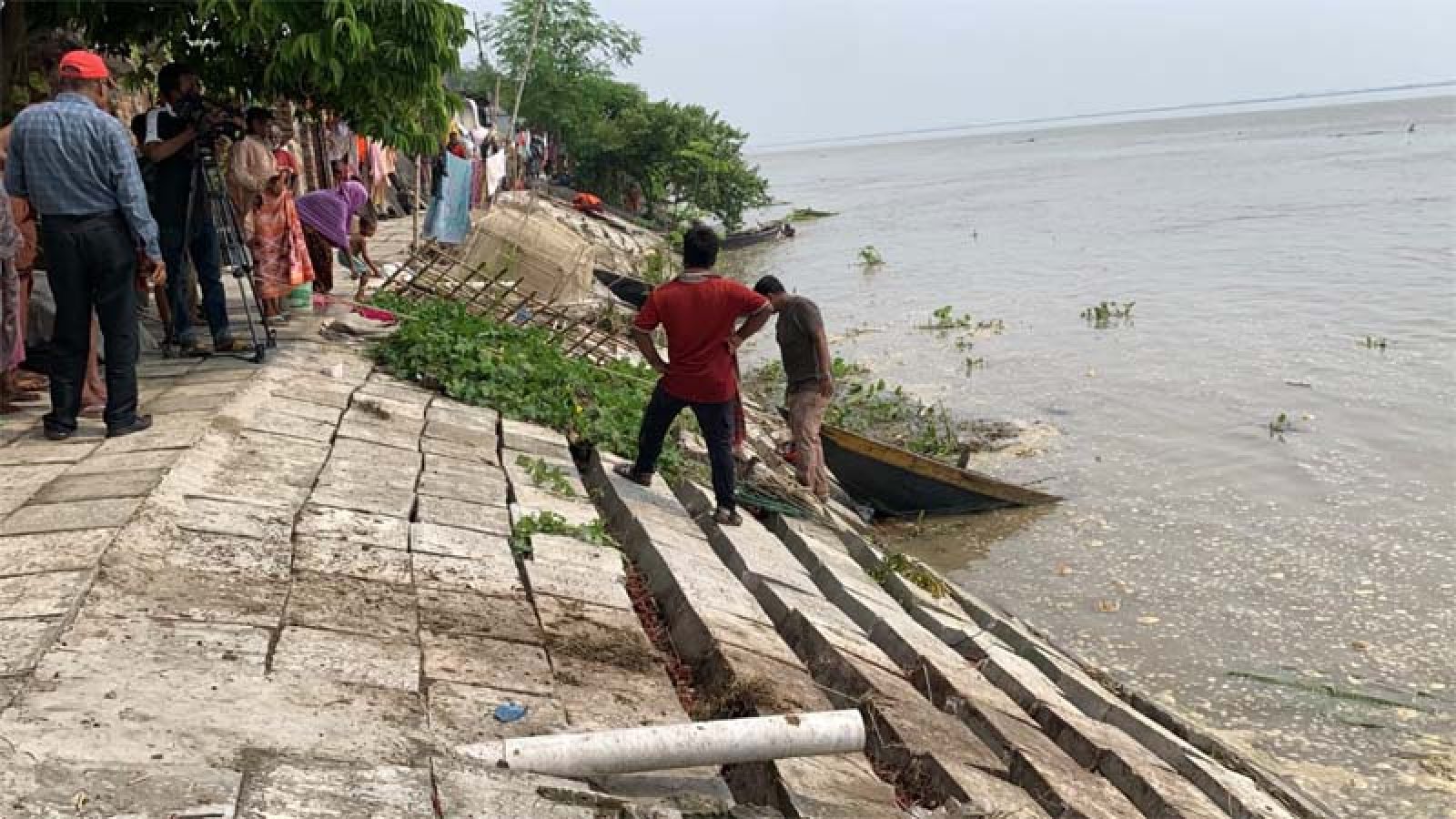 দমকা হাওয়ায় উত্তাল  পদ্মা নদীতে ২০টি নৌকা ডুবল