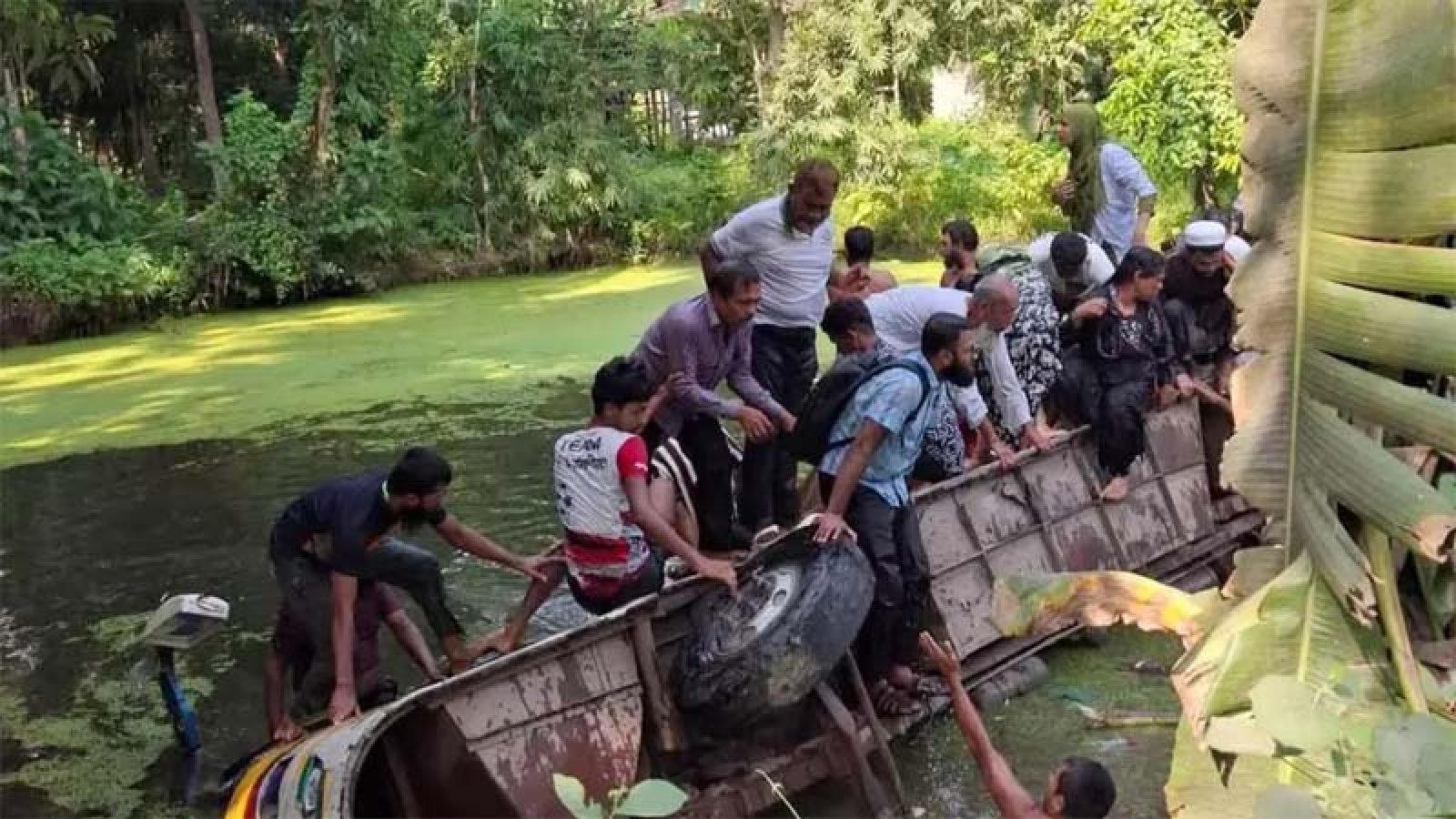 নিয়ন্ত্রণ হারিয়ে যাত্রীবাহী বাস পুকুরে, নিহত ১