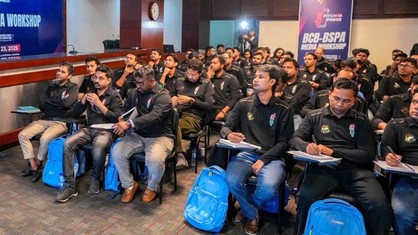 বাংলাদেশি সাংবাদিকদের আবেদন প্রত্যাখ্যানের ব্যাখ্যা চাইল