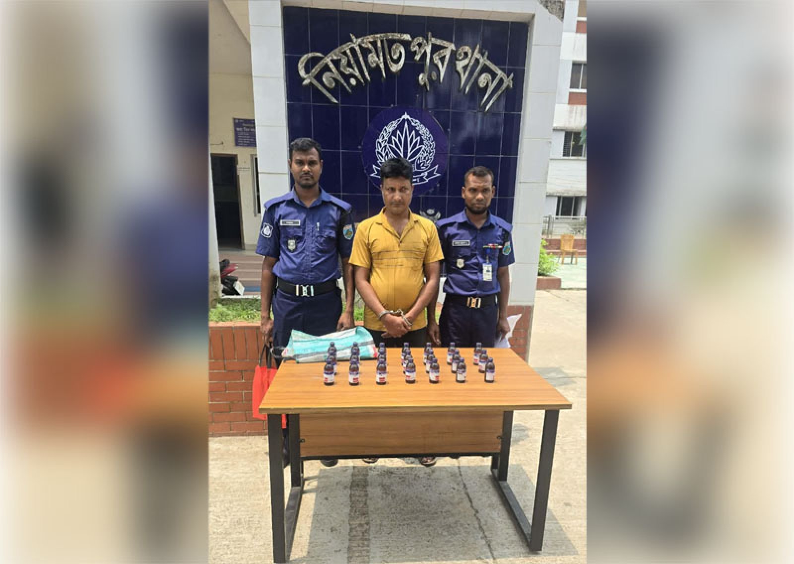 নিয়ামতপুরে ২১ বোতল ‘স্কাফ’সহ মাদক ব্যবসায়ী গ্রেপ্তার