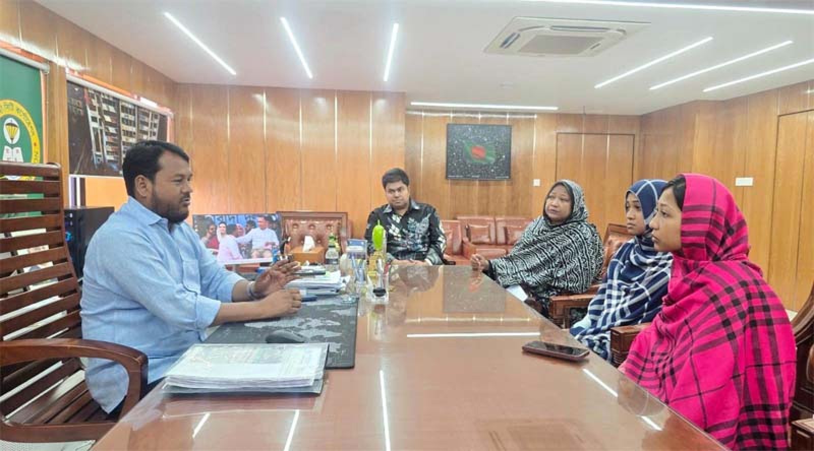 প্রধানমন্ত্রীর নির্দেশে কারাবন্দী বিএনপি নেতা রেন্টুর পরিবারের পাশে রাসিক প্রশাসক রিটন