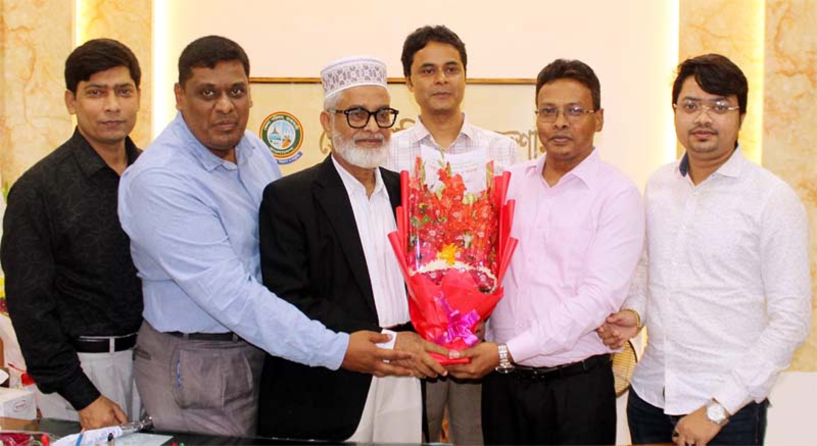 রাজশাহী জেলা পরিষদের নবনিযুক্ত প্রশাসককে বেসিক ব্যাংকের ফুলেল শুভেচ্ছা
