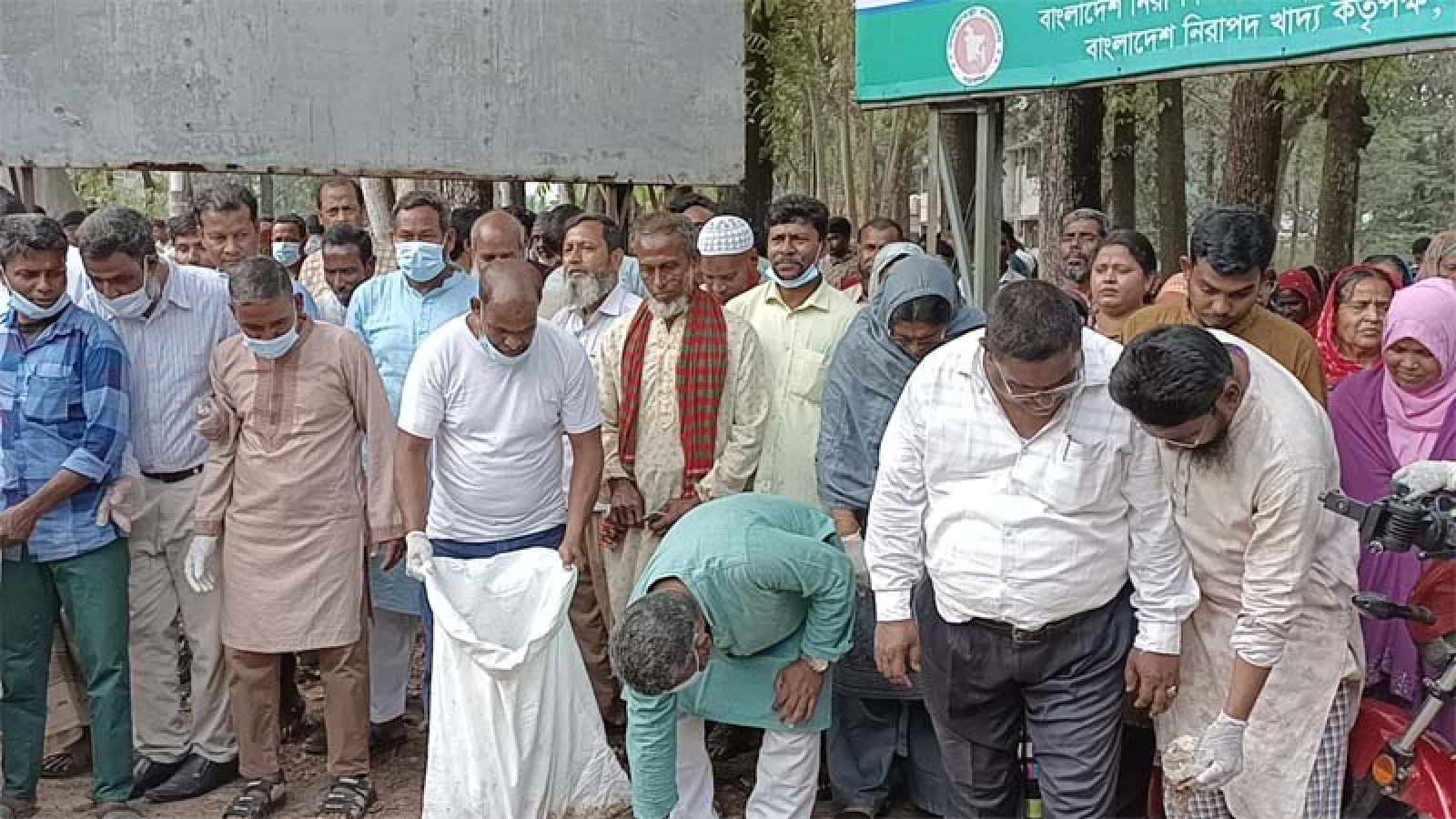 তারেক রহমানের আহ্বানে বদলগাছীতে ফজলে হুদা বাবুলের নেতৃত্বে পরিচ্ছন্নতা অভিযান