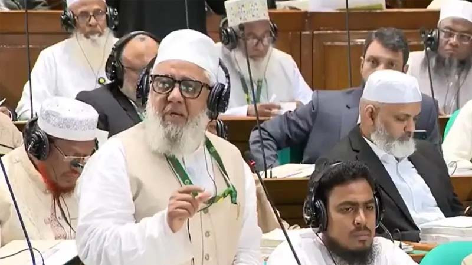 সংসদের সাউন্ড সিস্টেম ও হেডফোন নিয়ে লুটপাটের অভিযোগ শাহজাহান চৌধুরীর