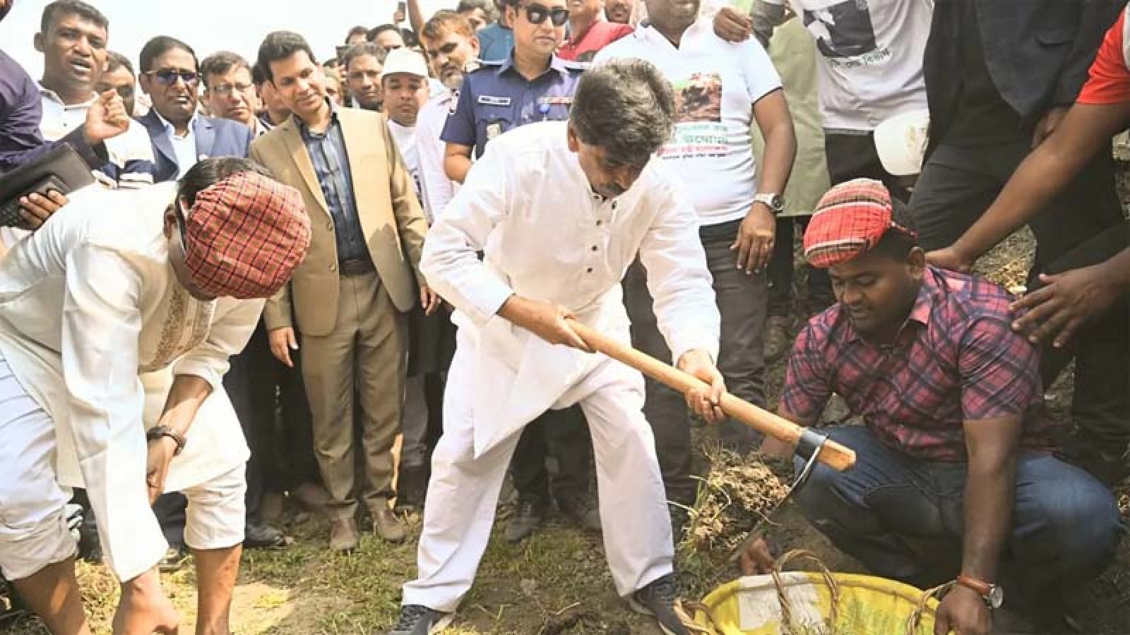 সরকার প্রতিশ্রুতি বাস্তবায়নে কাজ করে যাচ্ছে