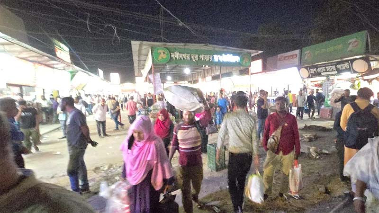 ঈদযাত্রায় সাভারে সড়কে মানুষের ঢল, বেড়েছে গণপরিবহনের চাপ