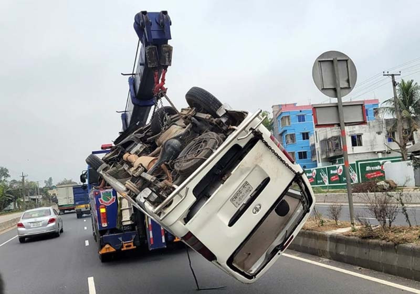 মাইক্রোবাসে গ্যাস সিলিন্ডার বিস্ফোরণ, নিহত ৩