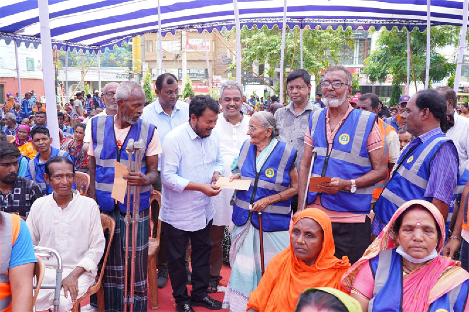 প্রধানমন্ত্রীর ঈদ উপহার পেলেন রাসিকের ১২৩৭জন  পরিচ্ছন্নতাকর্মী, বিতরণ করলেন রাসিক প্রশাসক