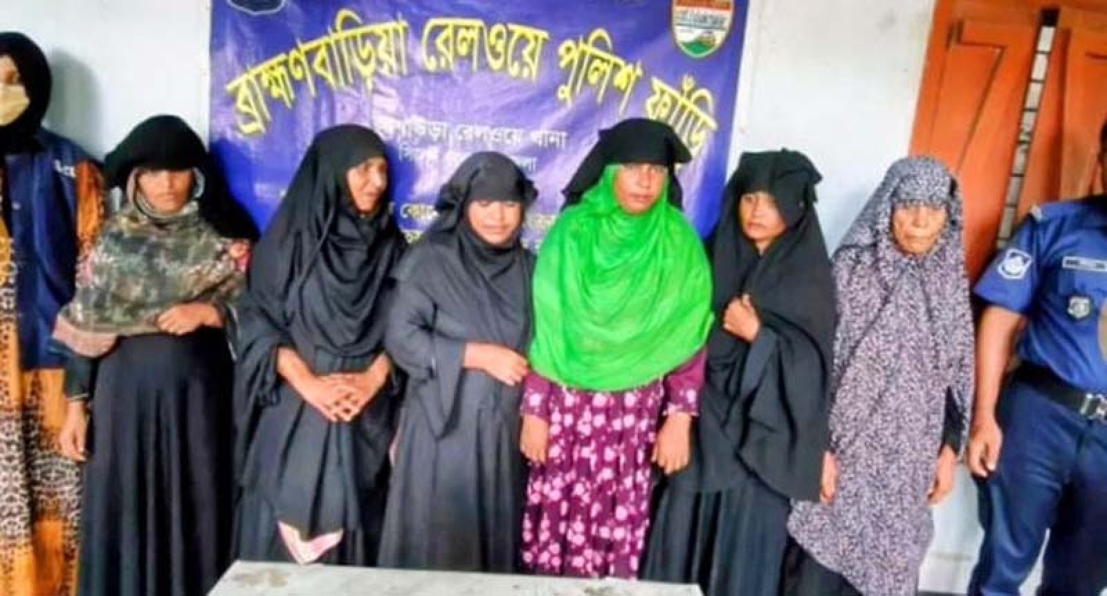 ট্রেনে যাত্রী সেজে ছিনাতাইয়ের অভিযোগে ১১ নারীকে  আটক