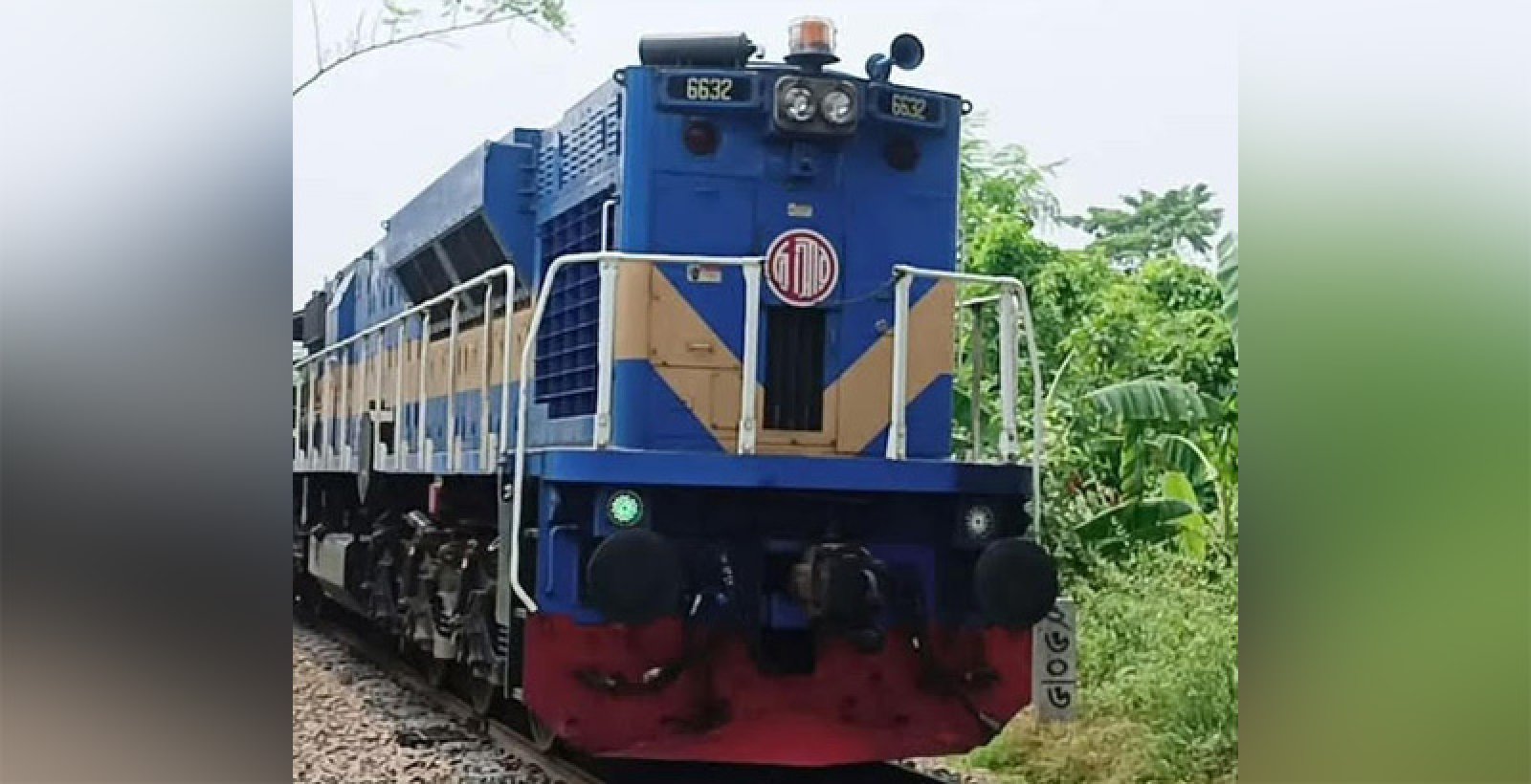 রাজশাহীতে চলন্ত ট্রেনের বিছিন্ন ইঞ্জিনের ধাক্কায় রেলকর্মী আহত