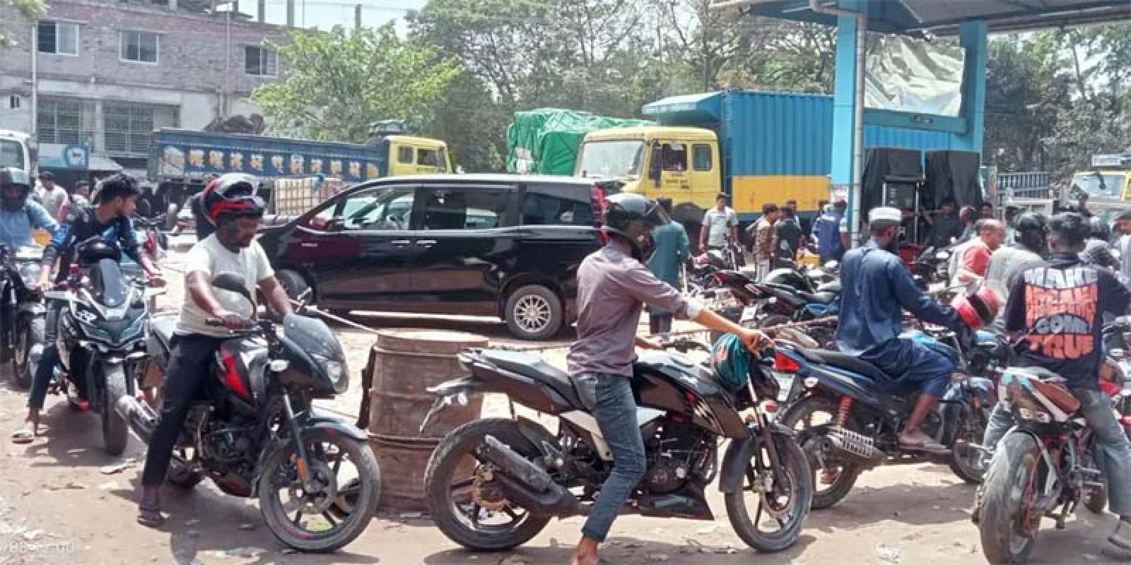 ঝিকরগাছায়  চাকরিজীবী-শিক্ষক ও সাংবাদিকদের অগ্রাধিকারের নির্দেশ