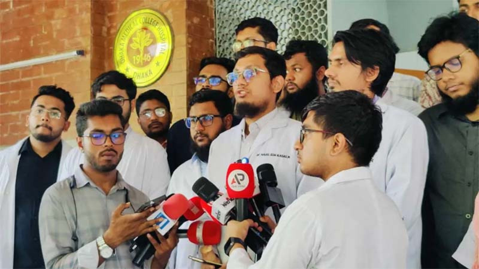 চিকিৎসকদের ওপর হামলা : ৪ দফা দাবি না মানলে কঠোর কর্মসূচির হুঁশিয়ারি