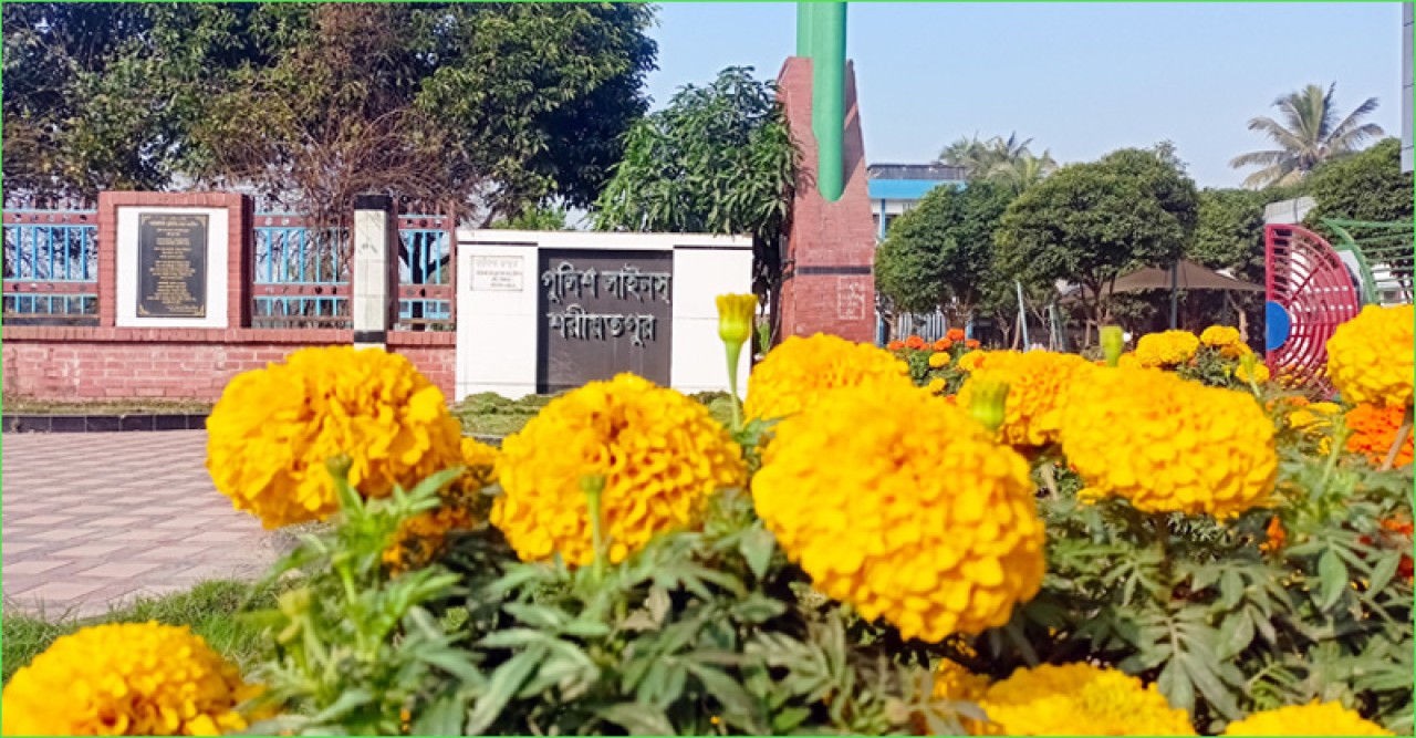 পুলিশলাইনে মুগ্ধতা ছড়াচ্ছে গাঁদা ফুলের বাহারি সৌন্দর্য