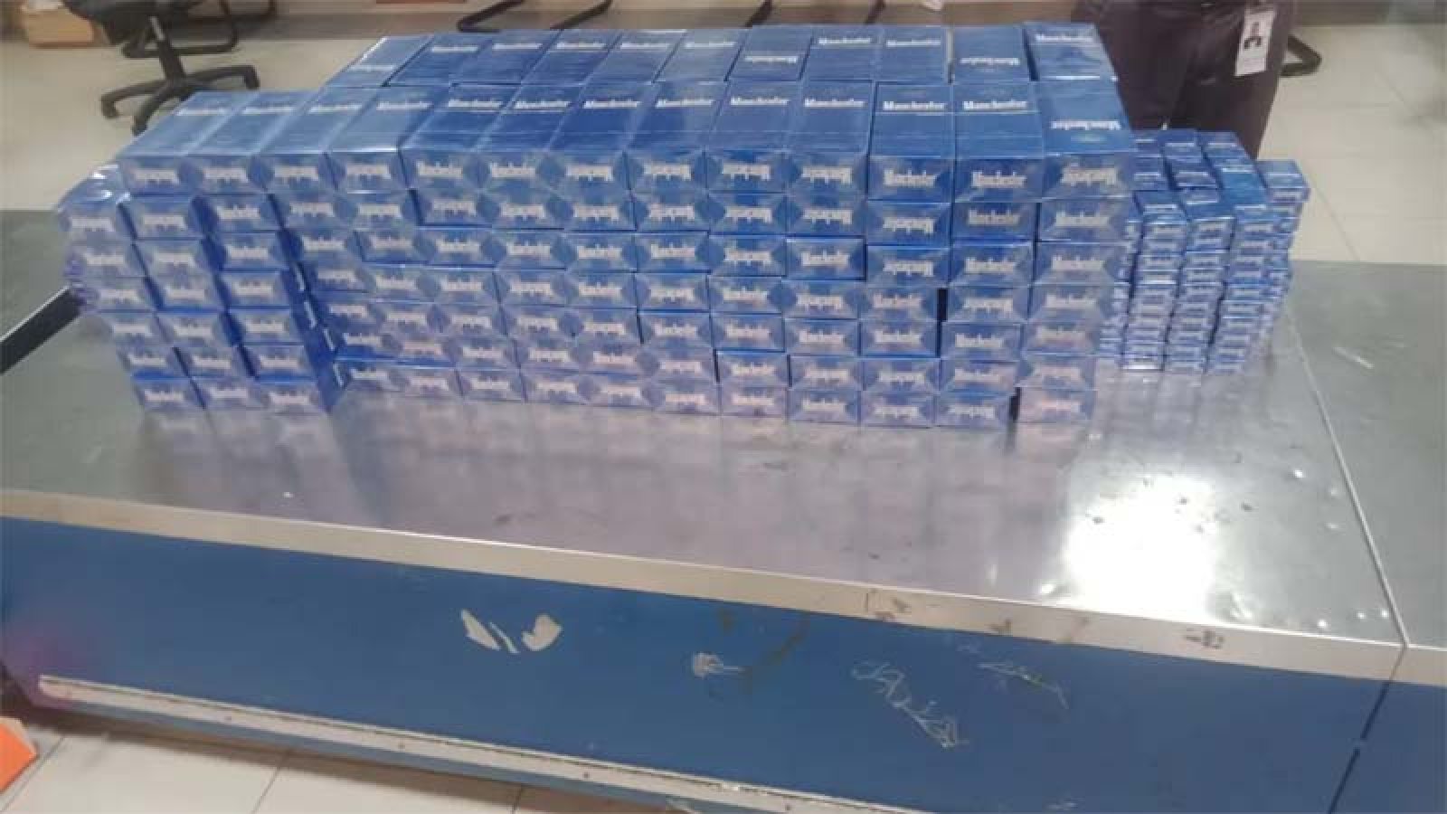 চট্টগ্রাম বিমানবন্দরে ২০০ কার্টন বিদেশি সিগারেট জব্দ