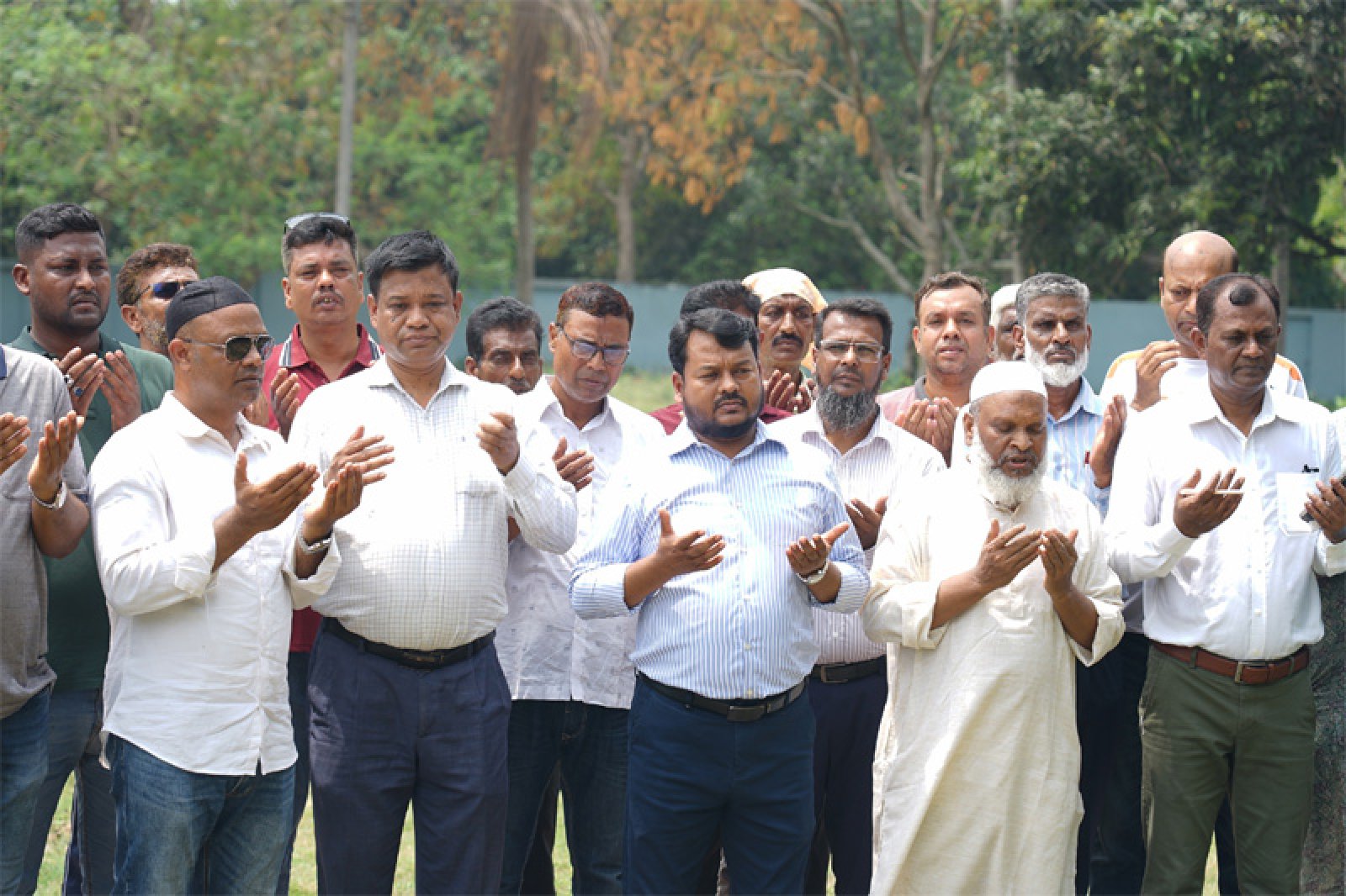 জুলাই গণঅভ্যুত্থানে শহীদ মিনারুল ইসলামের কবর জিয়ারতে রাসিক প্রশাসক