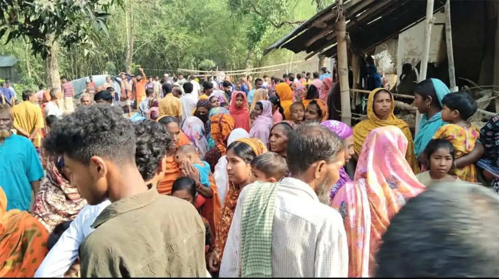 নিয়ামতপুরে একই পরিবারের ৪ জনকে গলা কটে হত্যা