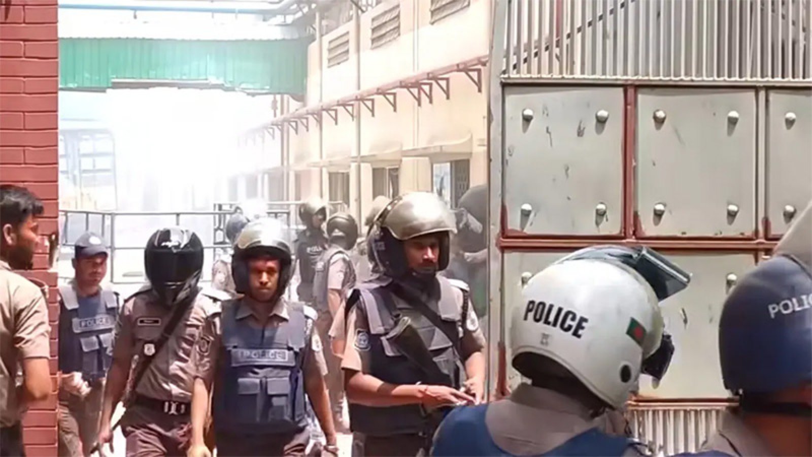 গাজীপুরে পাওনা টাকার দাবিতে বিক্ষোভ-সংঘর্ষ, আহত ৩০