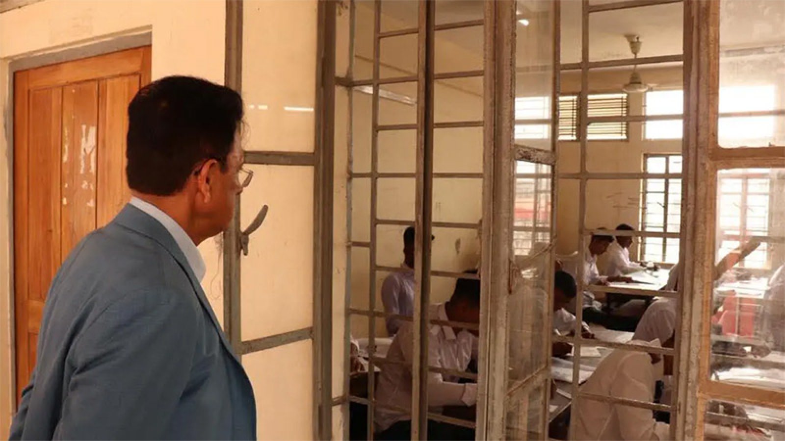 প্রথমদিনে মানিকগঞ্জ-সাভারে আকস্মিক কেন্দ্র পরিদর্শনে শিক্ষামন্ত্রী