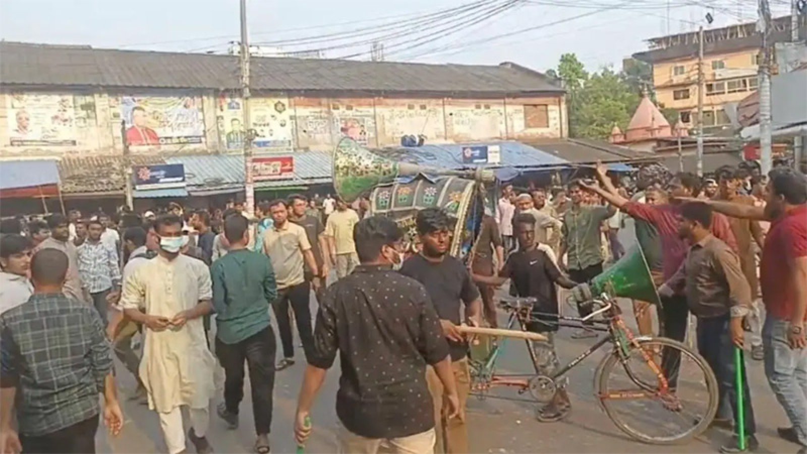 শিশু রোগীদের নাজুক পরিস্থিতি, বেড সংকটে মেঝেতেই চিকিৎসা