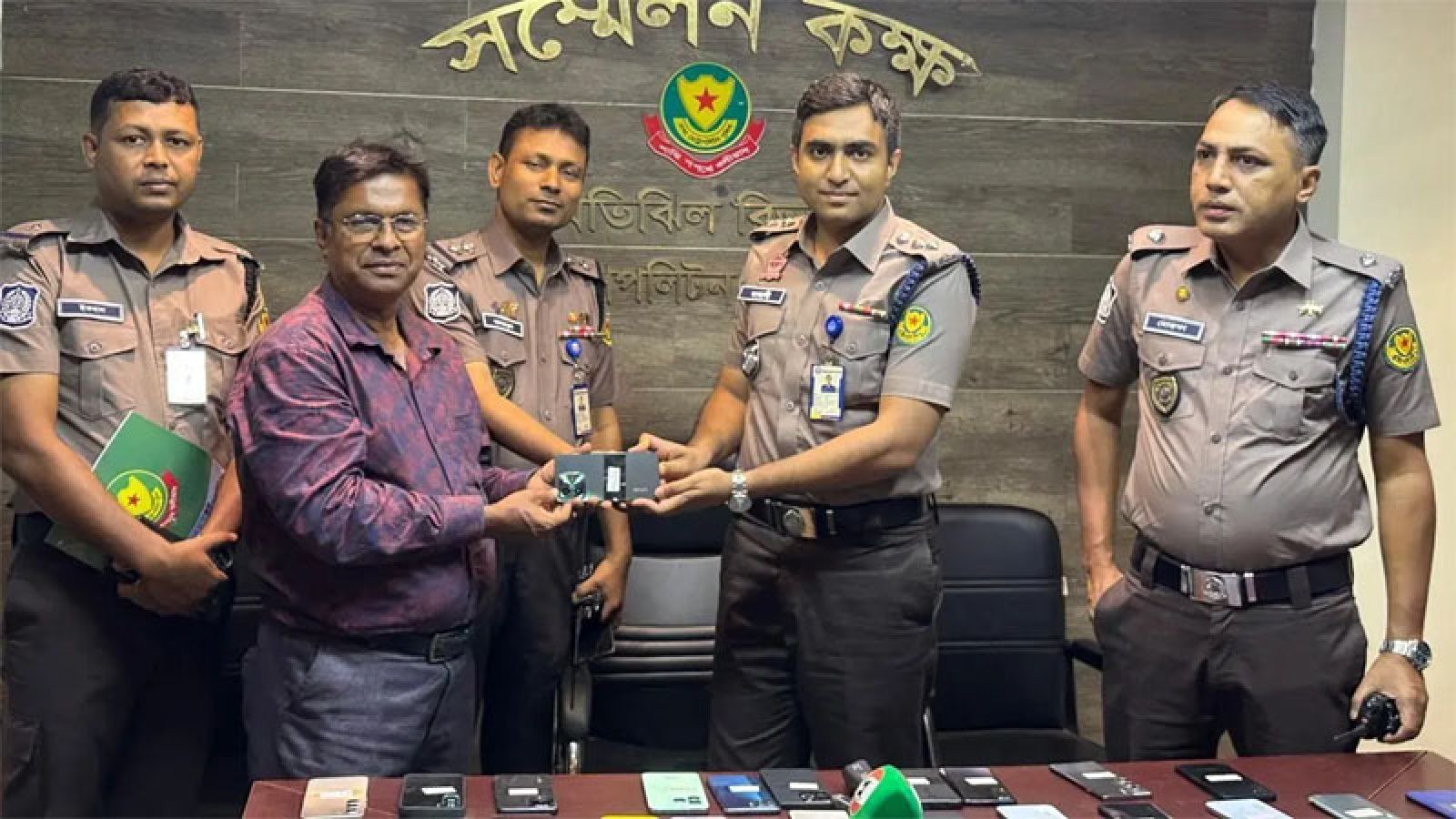 হারিয়ে যাওয়া ৫১টি মোবাইল প্রকৃত মালিকদের ফিরিয়ে দিলো পুলিশ