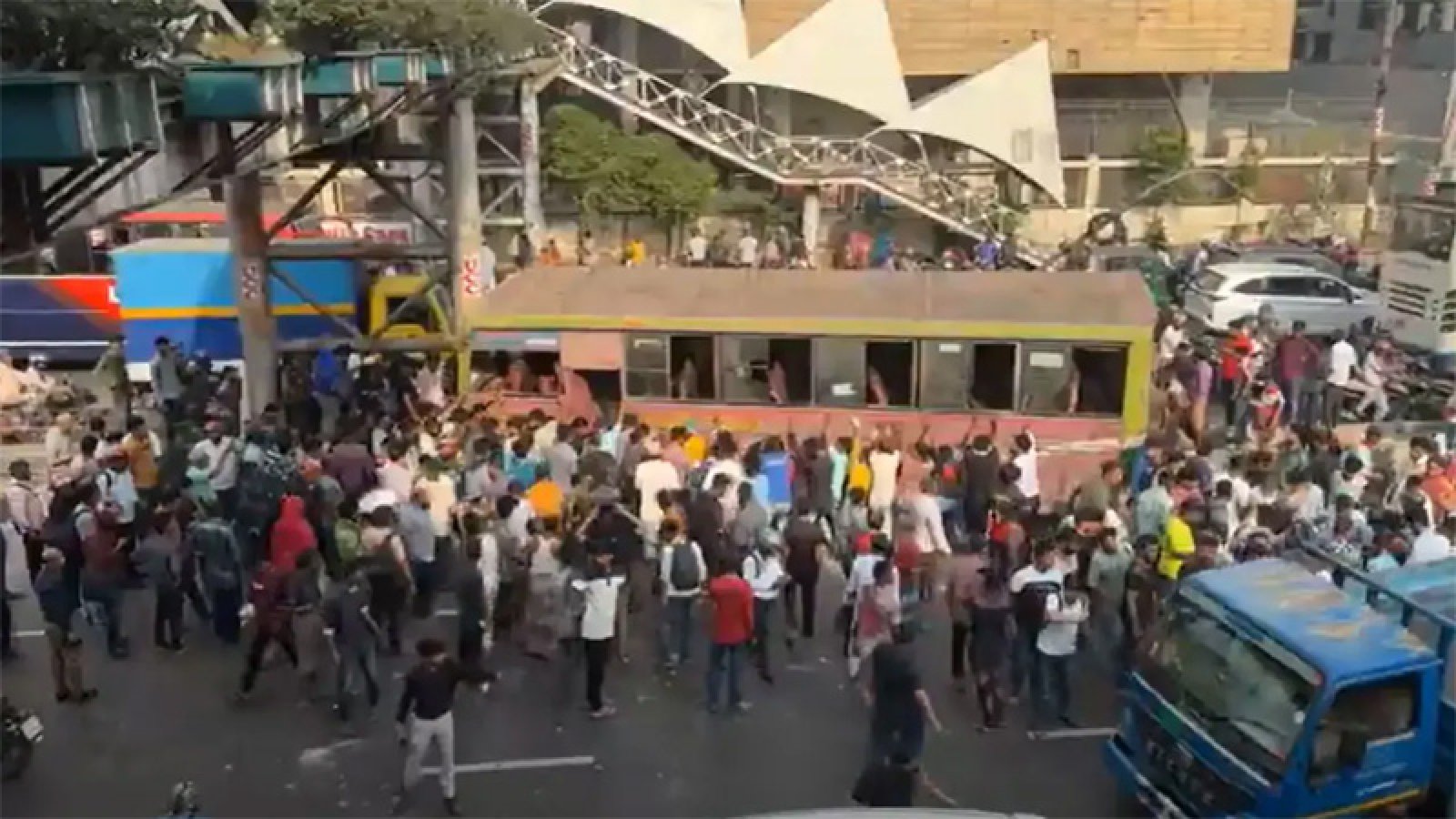 বনানীতে বাস নিয়ন্ত্রণ হারিয়ে আইল্যান্ডে ধাক্কা, নিহত ২