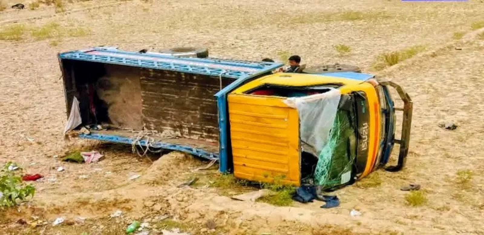 হোয়াইক্যং এ মিনি ট্রাক খাদে শ্রমিক নিহত, আহত ৩