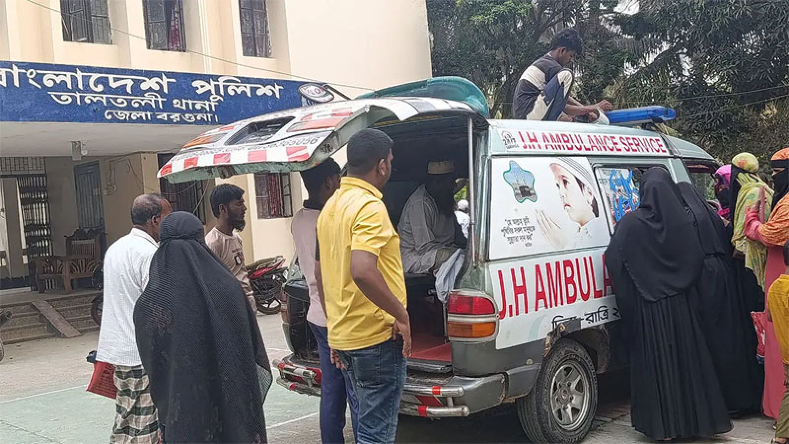 খেলার মাঠে বাছুর প্রবেশকে কেন্দ্র করে মারামারি, শিশুর মৃত্যু