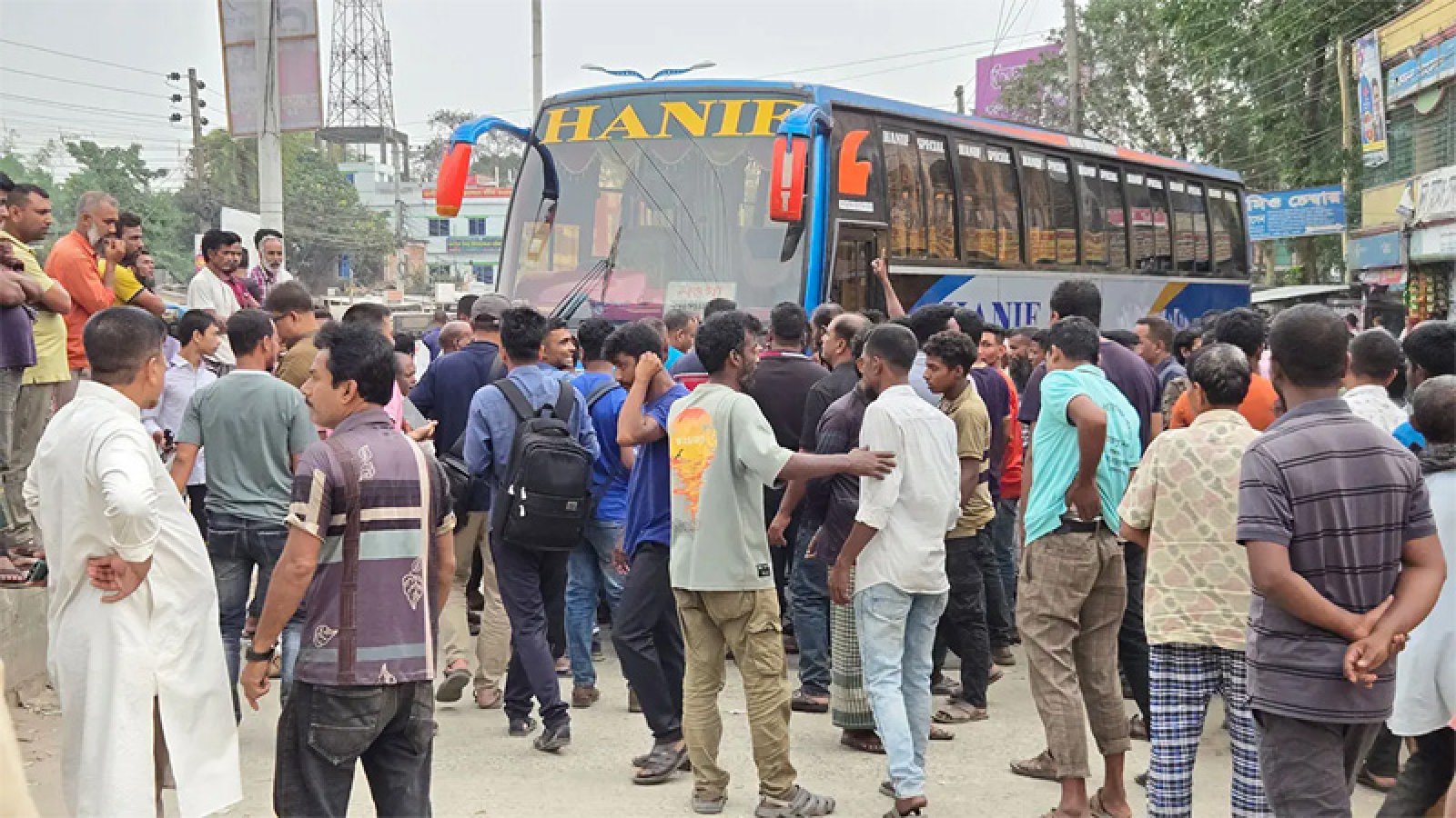 নওগাঁয় অভ্যন্তরীণ রুটে বাস-সিএনজি চলাচল স্বাভাবিক