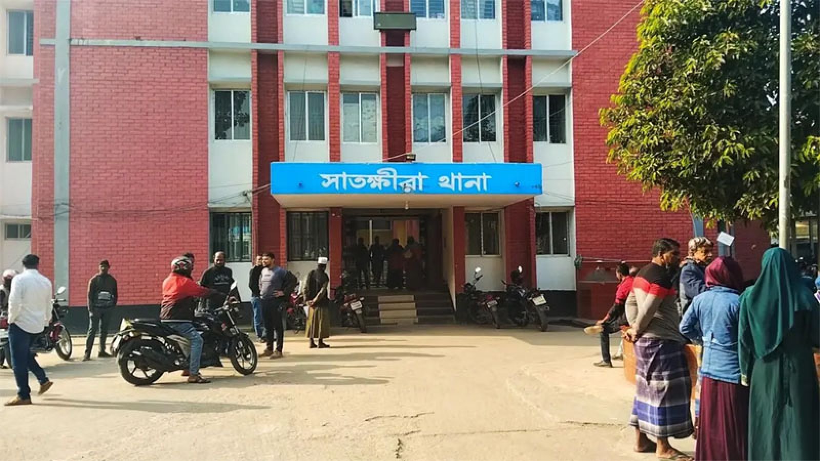 গয়না ছিনতাইয়ে ইটের আঘাতে নারীকে হত্যা, মরদেহ ফেলে দেয় পুকুরে