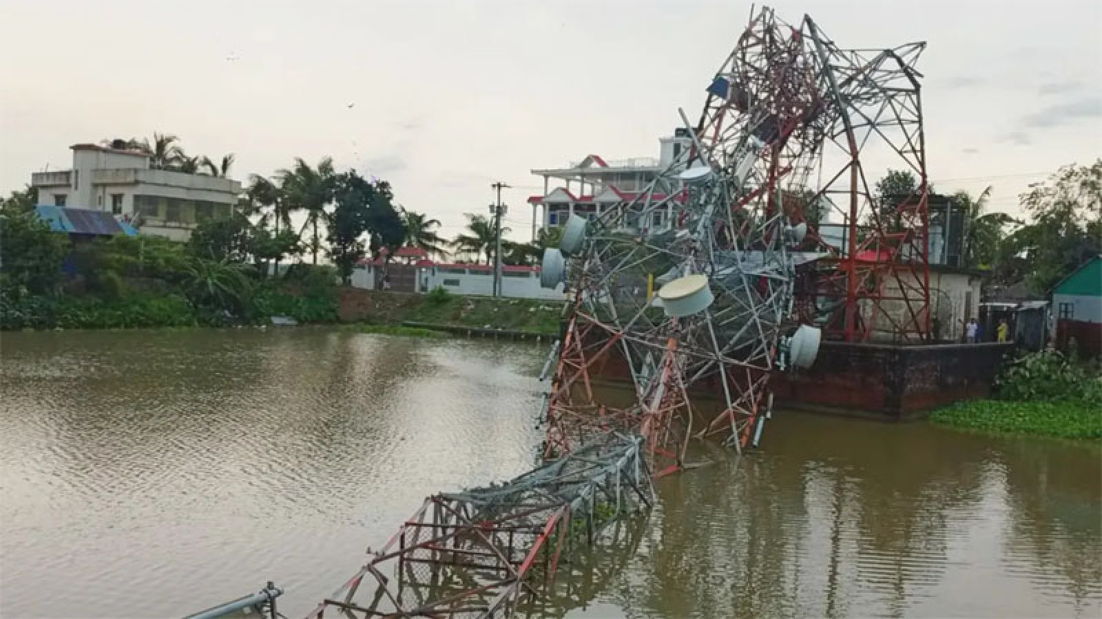 কালবৈশাখী ঝড়ে ভেঙে পড়েছে মোবাইল টাওয়ার