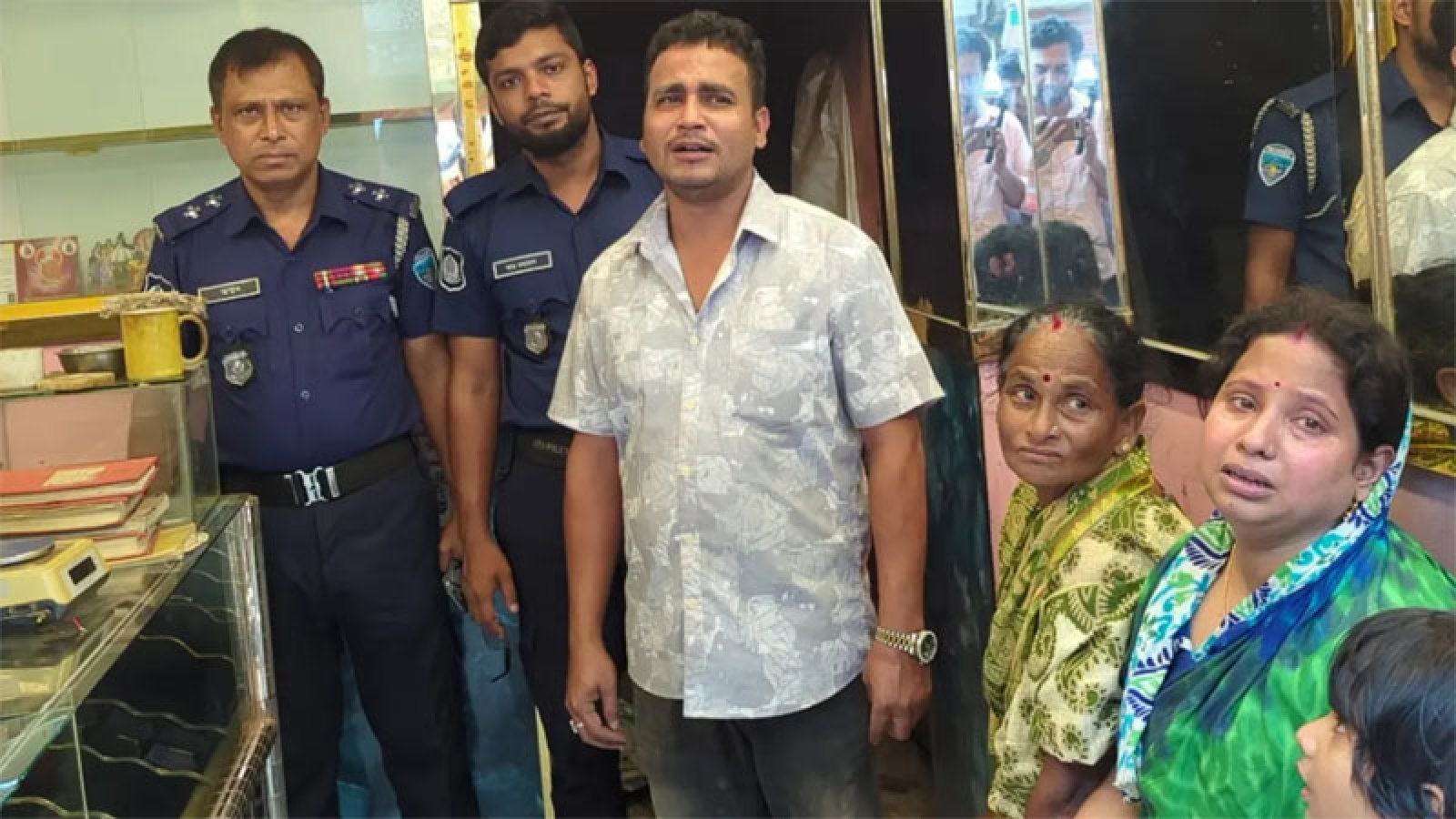 নৈশপ্রহরীকে তুলে নিয়ে হত্যা, স্বর্ণের দোকানের সিন্দুক চুরি