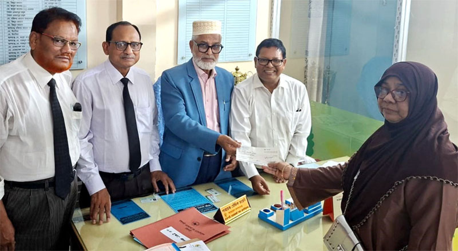 আইনজীবী কল্যাণ তহবিলের অনুদানের চেক বিতরণ