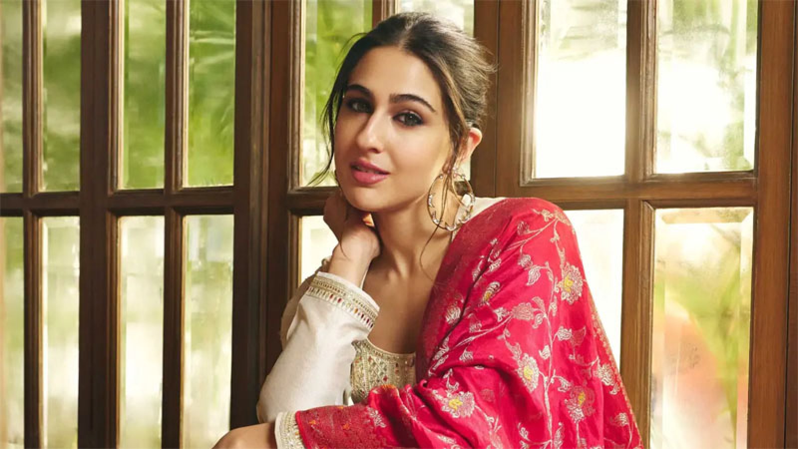 সঞ্চালকের রসিকতায় অস্বস্তিতে সারা আলি খান