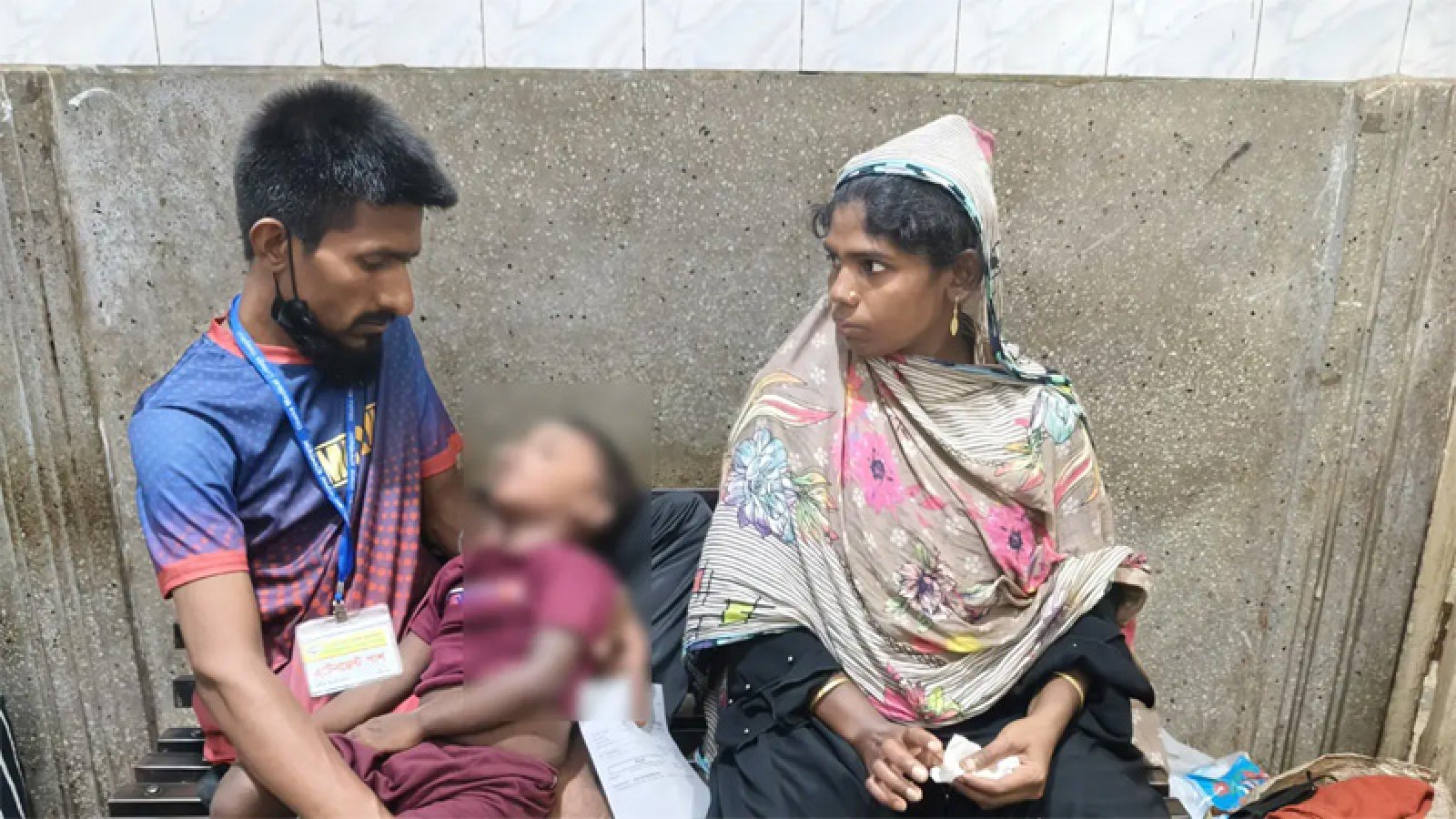 হাম আক্রান্ত শিশুকে নিয়ে হাসপাতালে হাসপাতালে ঘুরছেন বাবা
