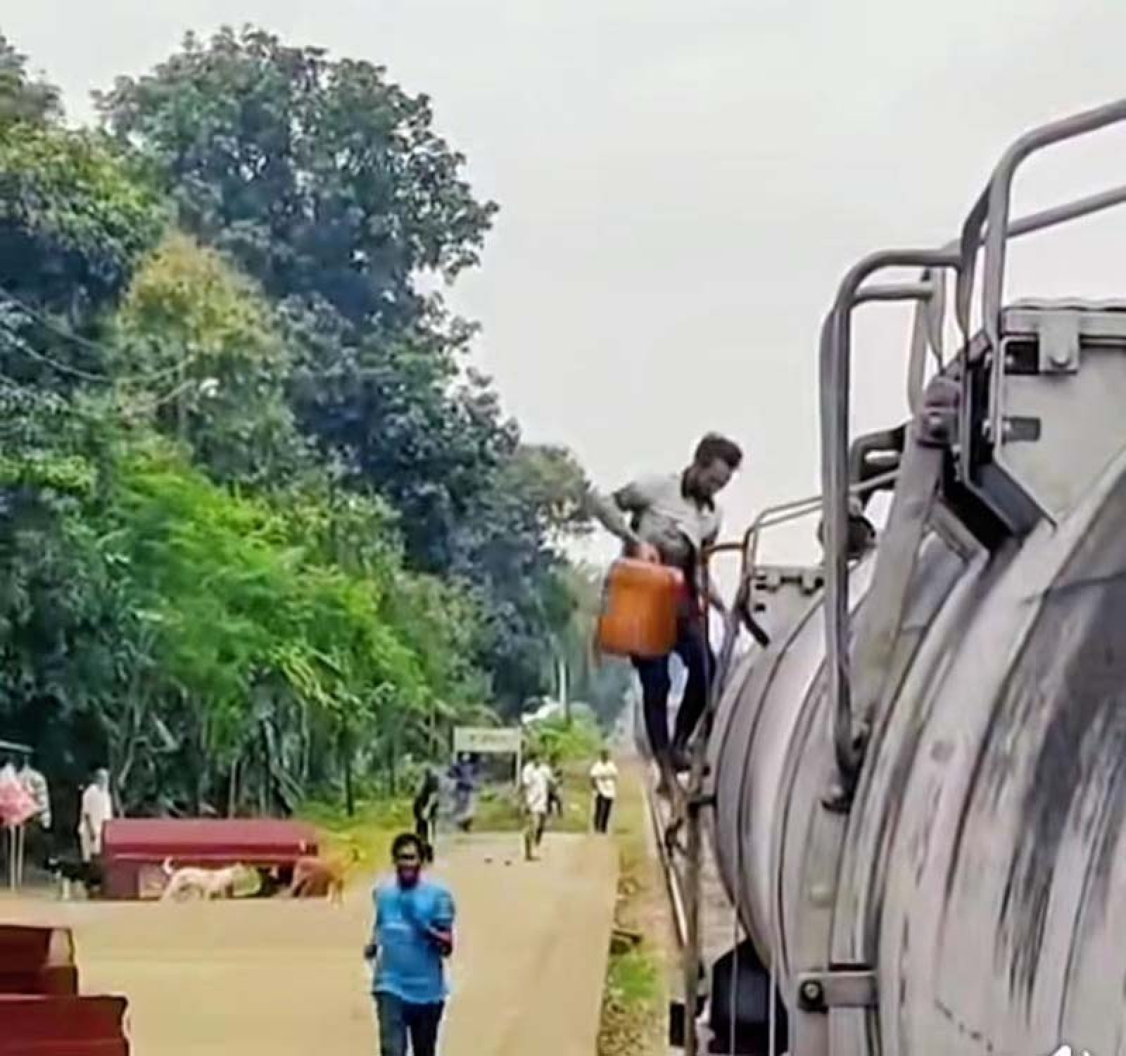 রাজশাহীর হরিয়ান স্টেশনে চলন্ত ট্রেনে তেল চুরি, ভিডিও ভাইরাল